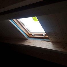 Cubierta de thermochip y estructura en vigas de madera de pino laminado