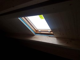 Cubierta de thermochip y estructura en vigas de madera de pino laminado